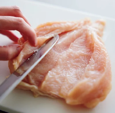 とり肉は厚みを均一にすることで、しっとりやわらかく仕上がる。
