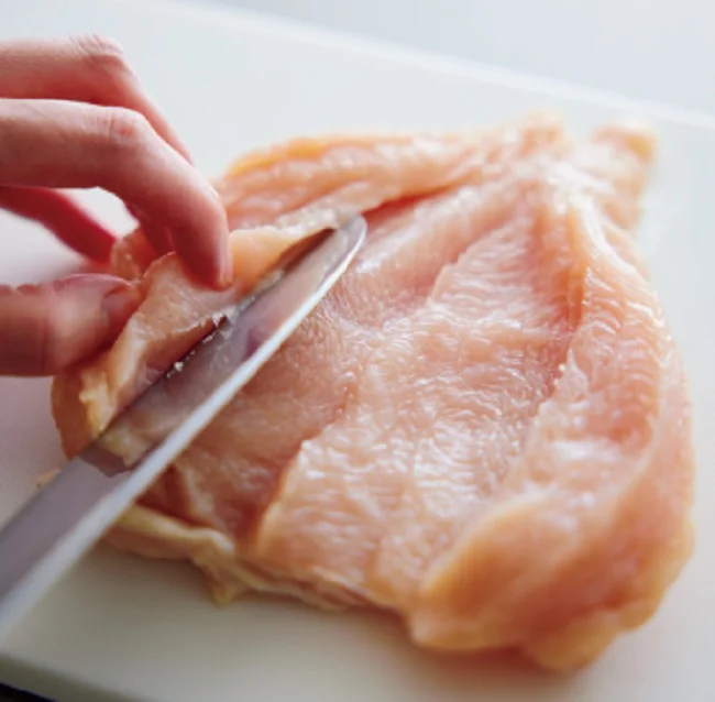 とり肉は厚みを均一にすることで、しっとりやわらかく仕上がる。