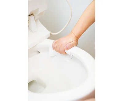 ふた裏、便座、便器を使い捨てシートでひと拭き