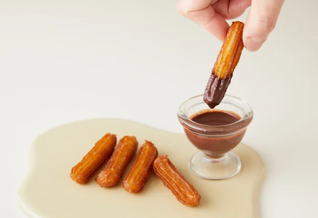 【ふつうの材料だけで作る】人気の「チュロス」をホットケーキミックスで手軽に！