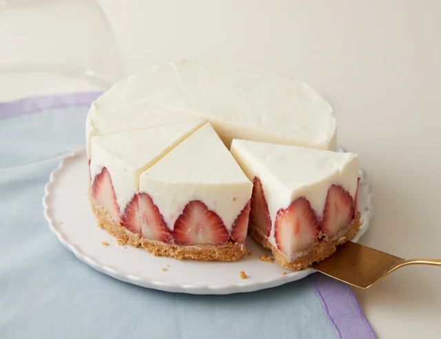 美しく並んだいちごにうっとり「いちごのレアチーズケーキ」