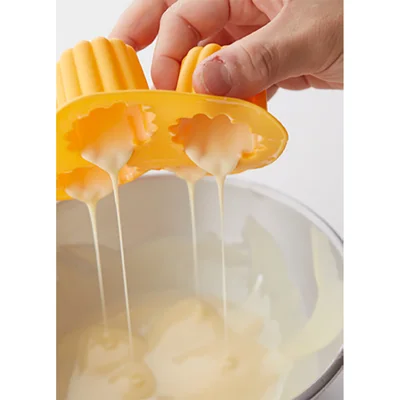 逆さにして余分なチョコを落とす