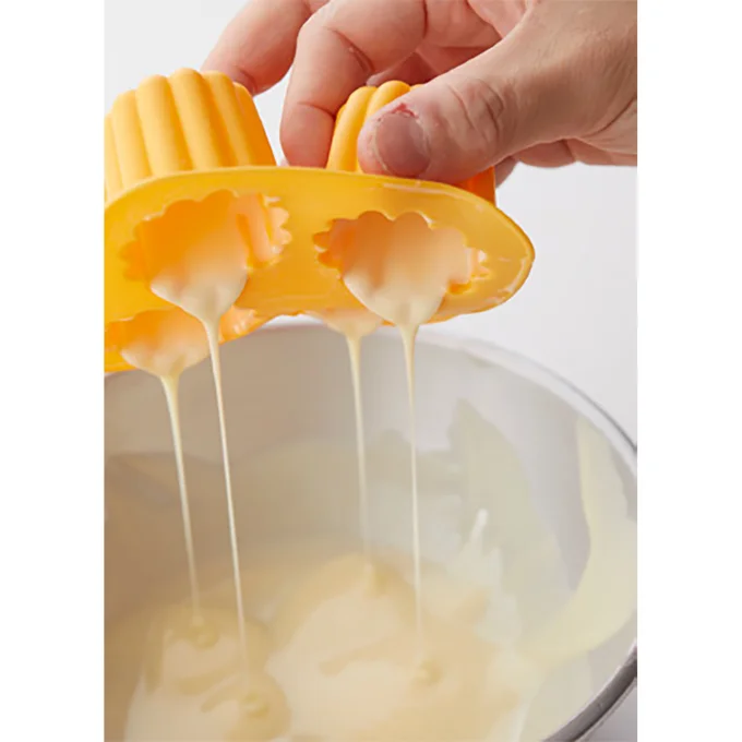 逆さにして余分なチョコを落とす