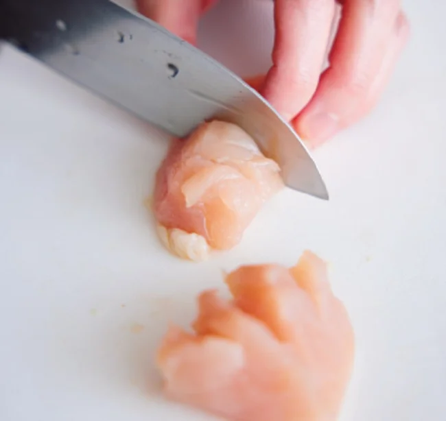 とりむね肉は切り目を入れると味がよくしみ、ボリュームもアップする。