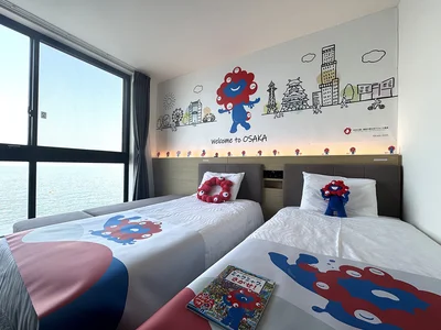 大阪城などのイラストが描かれた大阪のミャクミャクコラボルーム。海も見えて景色抜群！