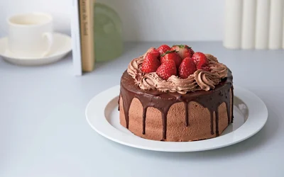絵になるかわいさのデコレーション「ドリップチョコレートホールケーキ」