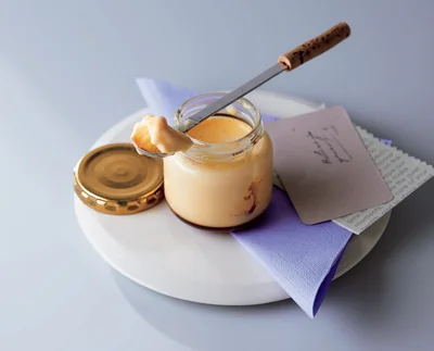 優しいミルクの風味ととろとろ食感が楽しめる！卵少なめで作る「なめらかプリン」
