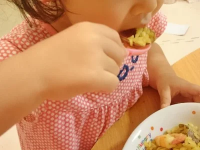 夜はあまり米を食べてくれないコモモ（2歳娘）も、珍しくモリモリ