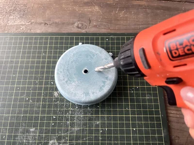 受け皿の真ん中に9mmの穴をドリルドライバーであけます