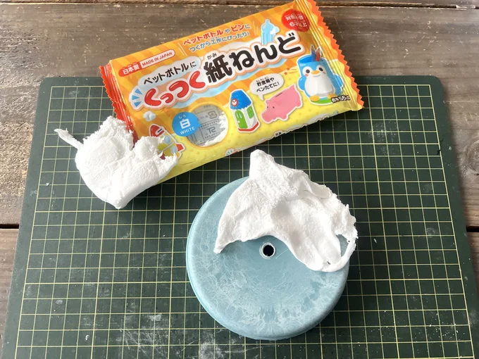 紙ねんどを受け皿にくっつけます