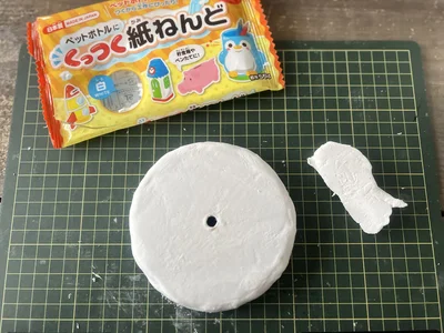 受け皿を隠すように全体につけます