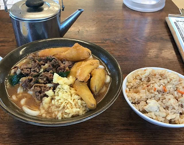 【写真】ごぼう天肉うどん（釜揚げ牧のうどん）