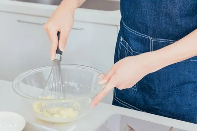 砂糖とバターはクリーム状になるまですり混ぜます