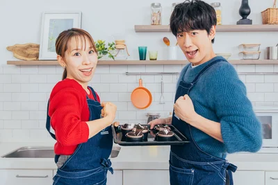 写真をチェックしながら「すごい顔（笑）」と笑いあう仲睦まじい2人でした