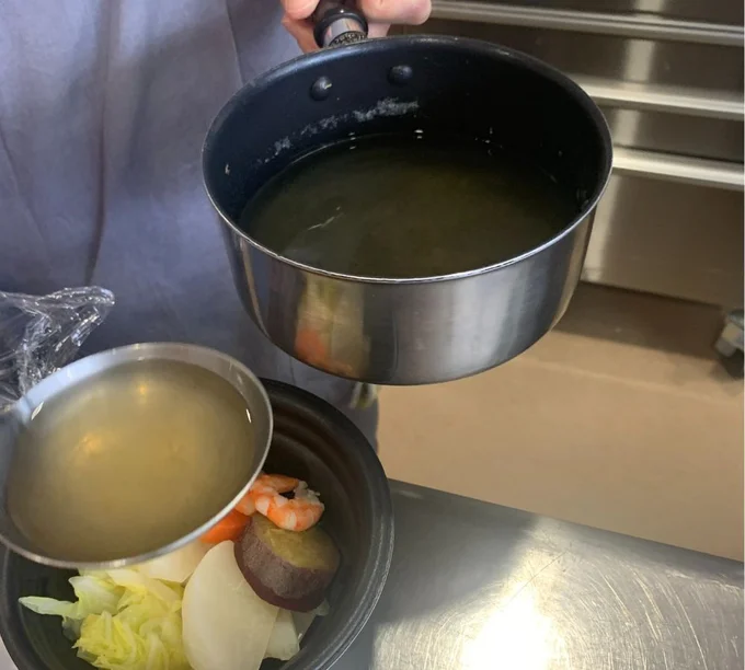 こちらがたっぷりの昆布とかつお節でとった濃厚なだし。試飲させていただきましたがとってもおいしい！