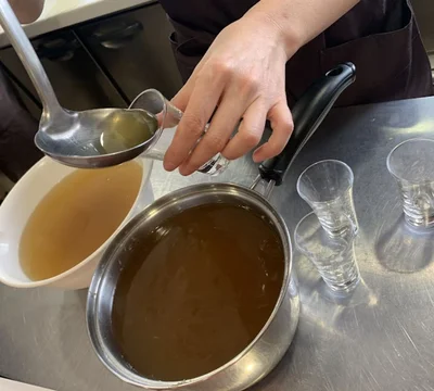 グラスにいれてだしを試飲させてくれました