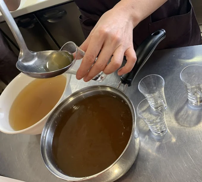 グラスにいれてだしを試飲させてくれました
