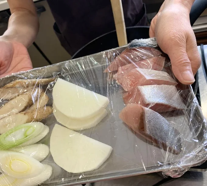食材の下準備をしてくれています