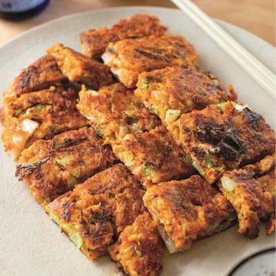 クリームチーズがキムチの辛さをやわらげ、程よい塩けが味のアクセントに「キムチとチーズのチヂミ」