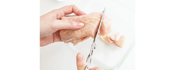 鶏むね肉は繊維を断ち切るように切ると柔らかく仕上がる