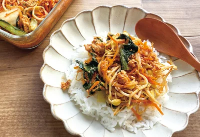 野菜もたっぷり摂れる！ ピリ辛でご飯が進む「鶏肉ビビンバの具」