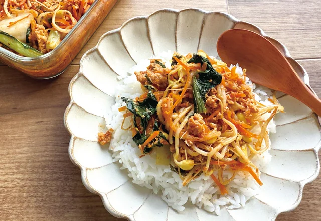 野菜もたっぷり摂れる！ ピリ辛でご飯が進む「鶏肉ビビンバの具」