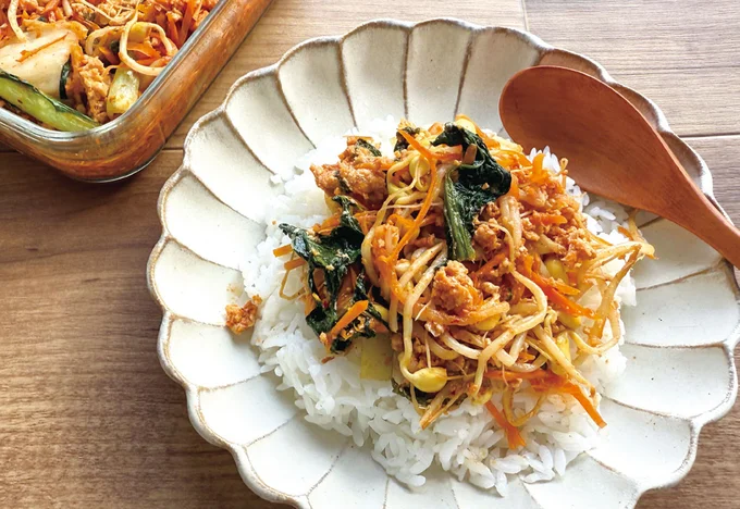 野菜もたっぷり摂れる! ピリ辛でご飯が進む「鶏肉ビビンバの具」