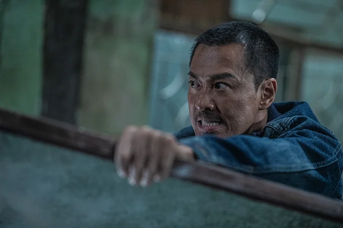   『トワイライト・ウォリアーズ 決戦！九龍城砦』より。レイモンド・ラム演じる陳洛軍（チャン･ロッグワン）。