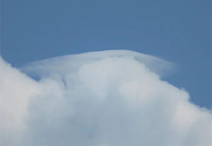 雲や空を見て天気の急変を察知する「観天望気」