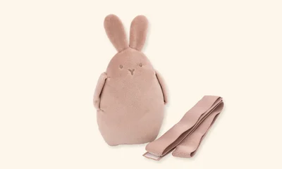 かわいらしいフォルムとベルト付きで、椅子に固定して使える便利アイテム