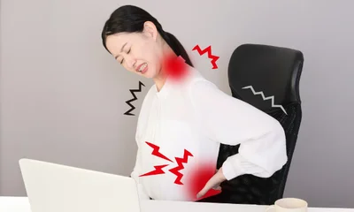 長時間のデスクワークでガチガチになった体を、しっぽの力で気持ちよくほぐそう！