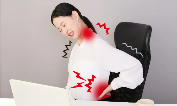 長時間のデスクワークでガチガチになった体を、しっぽの力で気持ちよくほぐそう！