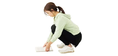 手だけではなく、脚も使ってもの拾い