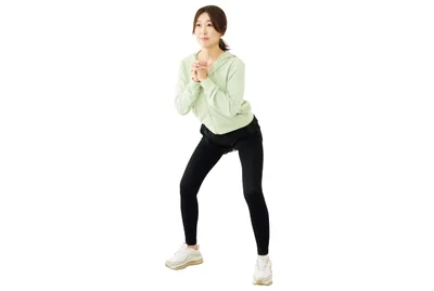 肩幅より広く足を開き、やや腰を落とす