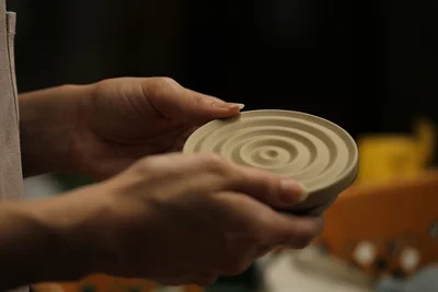 あえて釉薬を使わずに焼成された陶器は上品で温かみのある質感が特徴