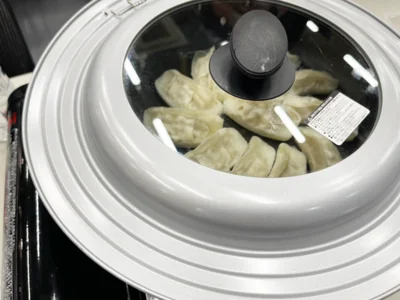 水・油を入れずに、ふたをして中火で5分蒸し焼きに