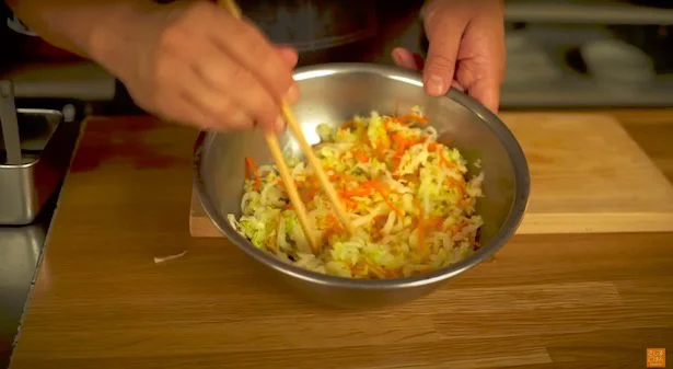 白菜をボウルに移し、菜箸などでほぐす