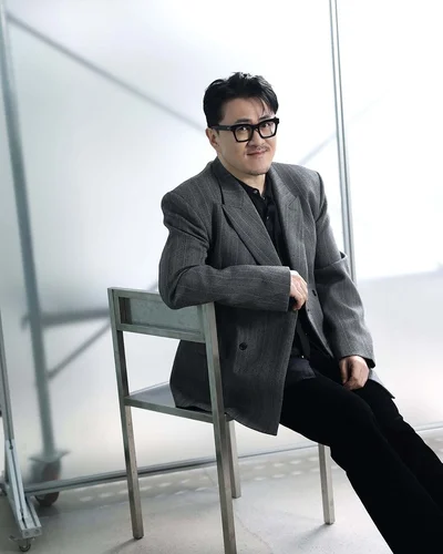 韓国のラッパーであり名MCであるデフコン。