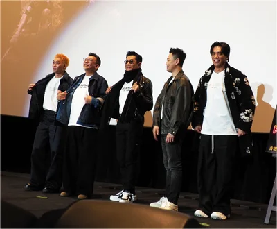 『トワイライト・ウォリアーズ 決戦！九龍城砦』の日本語タイトルが入ったTシャツを見せてくれる監督と俳優たち。今回のために日本スタッフにも内緒で作ってきたTシャツなのだとか。