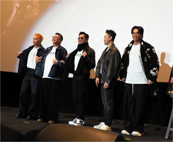 『トワイライト・ウォリアーズ 決戦！九龍城砦』の日本語タイトルが入ったTシャツを見せてくれる監督と俳優たち。今回のために日本スタッフにも内緒で作ってきたTシャツなのだとか。