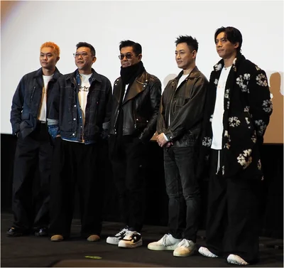 5人並んでのフォトセッション。最初は真面目に直立していた5人でしたが、ルイス・クーさんに「ポーズをお願いします」と声がかかり…（次のページへ）