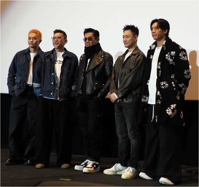 5人並んでのフォトセッション。最初は真面目に直立していた5人でしたが、ルイス・クーさんに「ポーズをお願いします」と声がかかり…（次のページへ）