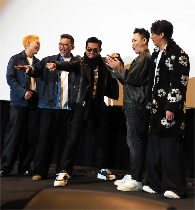  映画の中でも見せた決めポーズをルイス・クーさんがキメると、キャストも客席も大喜び。