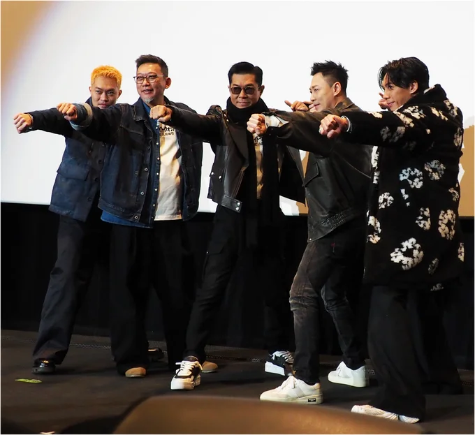 5人とも拳を突き出したこのポーズに。