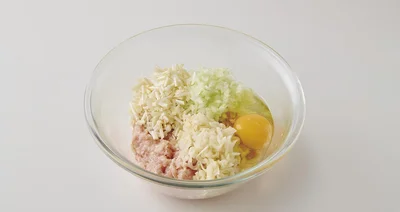 高たんぱくで低カロリーの鶏ひき肉に、食物繊維が豊富な切り干し大根とえのきをたっぷり