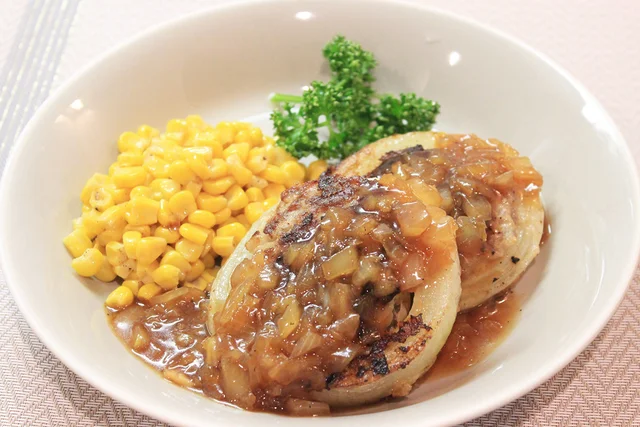 おいしくおしゃれに嵩増し！玉ねぎの食感と甘さがクセになる「ダブルオニオンハンバーグ」
