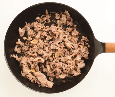 肉を炒める