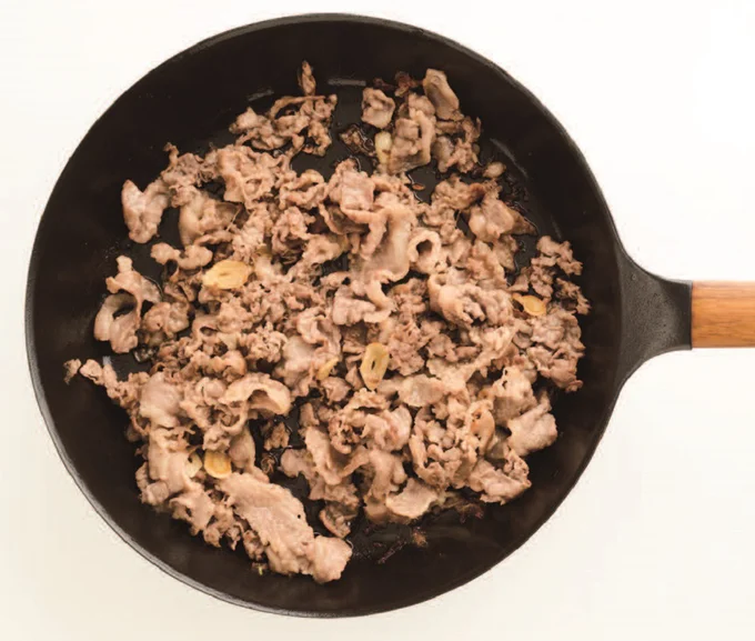 肉を炒める
