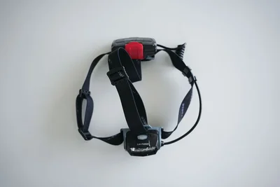 懐中電灯のほかに追加で明かりを備えるなら、両手の空くヘッドライトがおすすめ