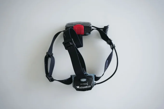 懐中電灯のほかに追加で明かりを備えるなら、両手の空くヘッドライトがおすすめ